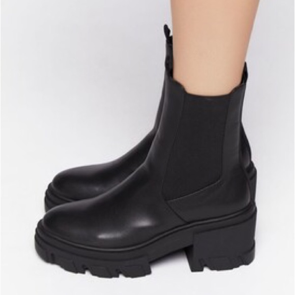 Forever 21 Chelsea Black Boots